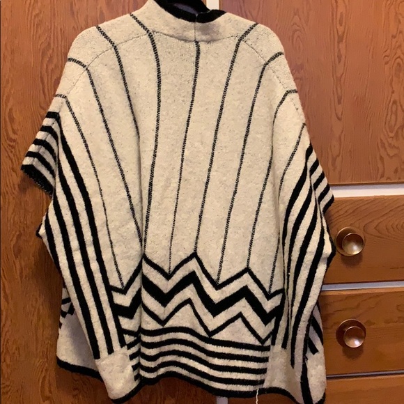 Young Threads sweater - Picture 2 of 2